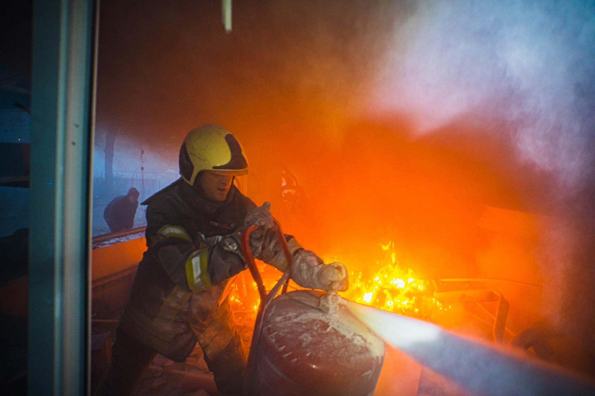 Обстріл київської телевежі, де загинуло п'ятеро людей: з'явилися фото з місця злочину Путіна
